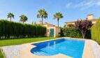 Privater Poolbereich mit eleganter Terrassengestaltung und gepflegtem Gartenambiente