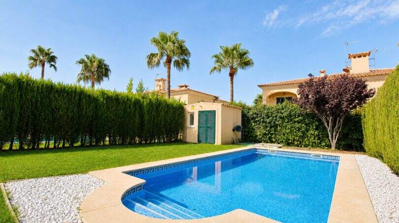 Privater Poolbereich mit eleganter Terrassengestaltung und gepflegtem Gartenambiente