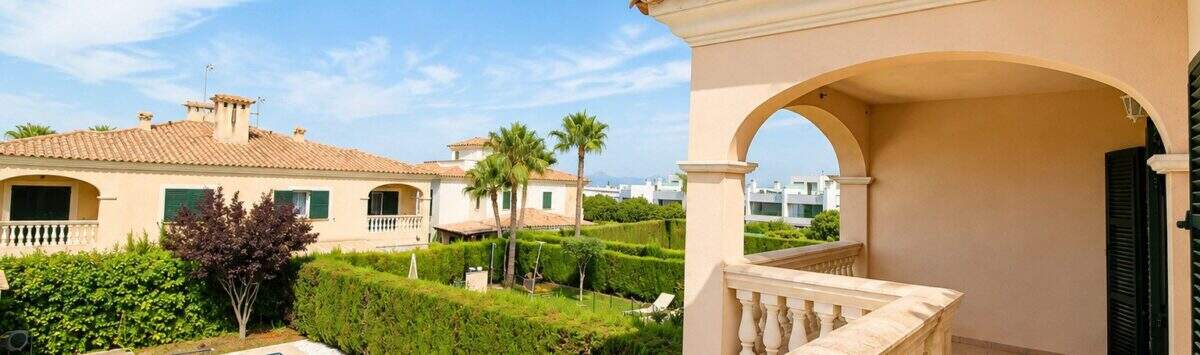 Elegante Terrasse mit Poolblick und klassischen Säulenarkaden