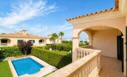 Vida mediterránea con piscina privada y amplias áreas exteriores en Puig de Ros