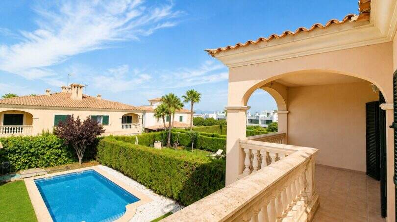 Elegante Terrasse mit Poolblick und klassischen Säulenarkaden
