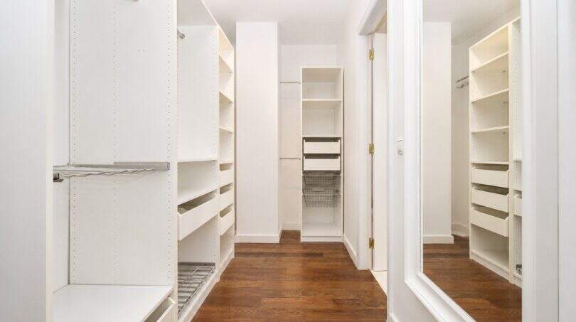 Begehbarer Kleiderschrank mit intelligenter Stauraum-Organisation und hochwertigen Einbauschränken
