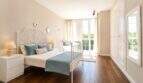 Helles Schlafzimmer mit Terrassenzugang, Einbauschränken und Parkettboden