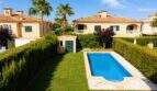 Privater Poolbereich mit gepflegtem Rasengrundstück und eleganter Gartenabgrenzung