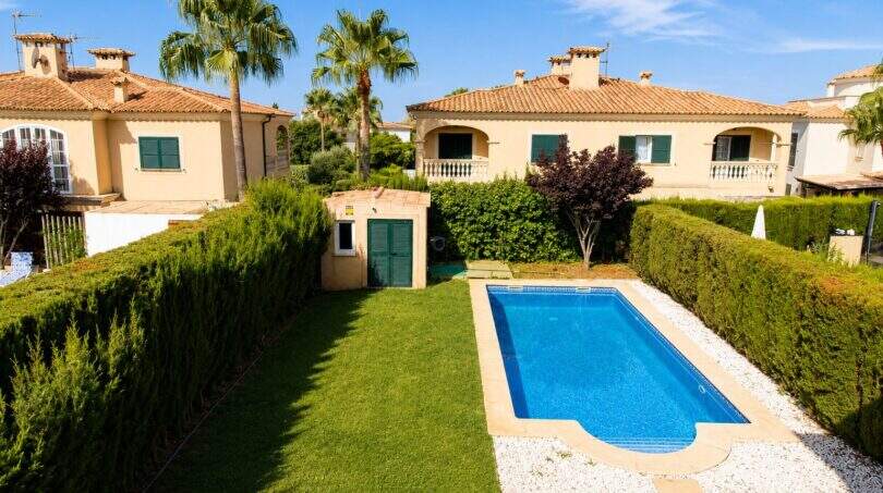 Privater Poolbereich mit gepflegtem Rasengrundstück und eleganter Gartenabgrenzung