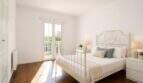 Helles Schlafzimmer mit französischen Glastüren und Balkonzugang