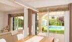 Speisebereich mit großflächigen Glasschiebetüren und integrierter LED-Deckenbeleuchtung