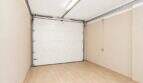 Funktionale Garage mit automatischem Sektionaltor und ebener Bodenfläche