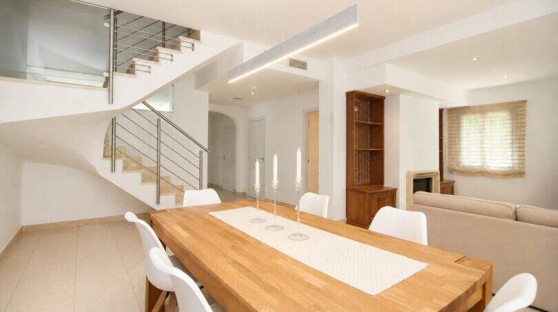 Offenes Wohnkonzept mit Galerie und moderner Beleuchtung