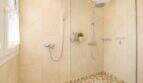 Begehbare Dusche mit Regenduschkopf und bodenebener Gestaltung