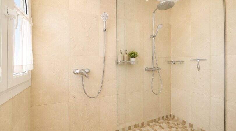 Begehbare Dusche mit Regenduschkopf und bodenebener Gestaltung