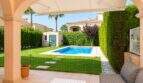 Terrassenparadies mit Poolanlage und schattiger Pergola-Überdachung