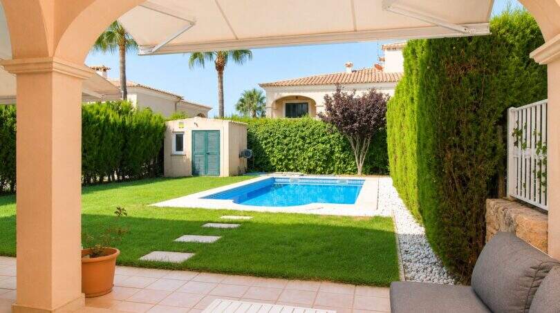 Terrassenparadies mit Poolanlage und schattiger Pergola-Überdachung
