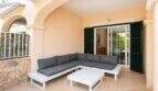 Überdachte Terrasse mit eleganten Säulenarkaden und direktem Hauseingang