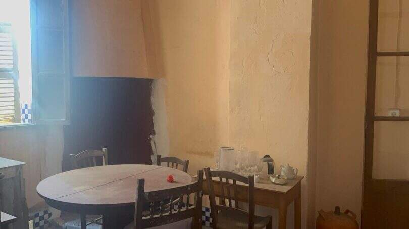 Gemütliches Esszimmer mit hohen Decken und rustikalem Charakter