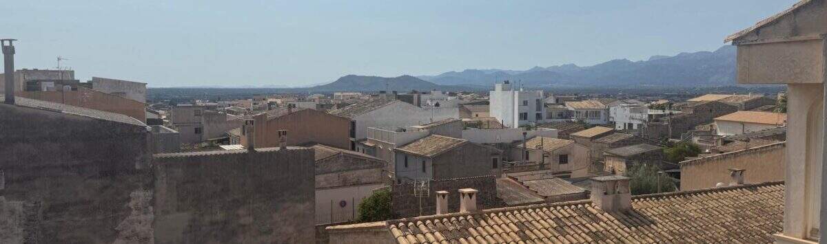 Panoramablick über die historische Altstadt mit Bergkulisse