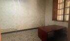 Zimmer mit Fensterbelichtung und vielseitigen Umgestaltungsmöglichkeiten