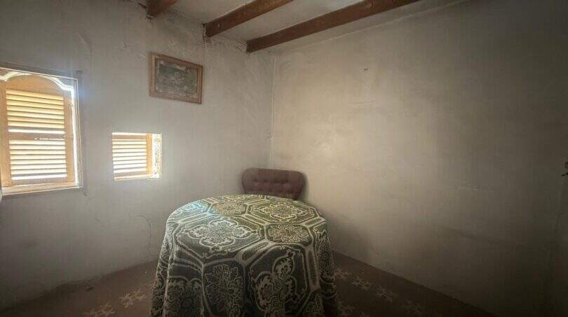Charaktervolles Schlafzimmer mit rustikalen Deckenbalken und natürlicher Belichtung