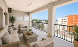 Geräumige Dachterrasse mit Loungemöbeln und Meerblick der 160 m² Wohnung in S'Arenal, Palma de Mallorca
