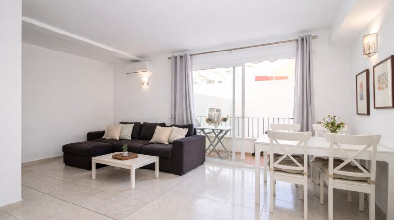 Helles Wohnzimmer mit direktem Balkonzugang und Meerblick