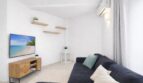 Modernes Wohnzimmer mit Klimaanlage und durchdachtem Raumkonzept
