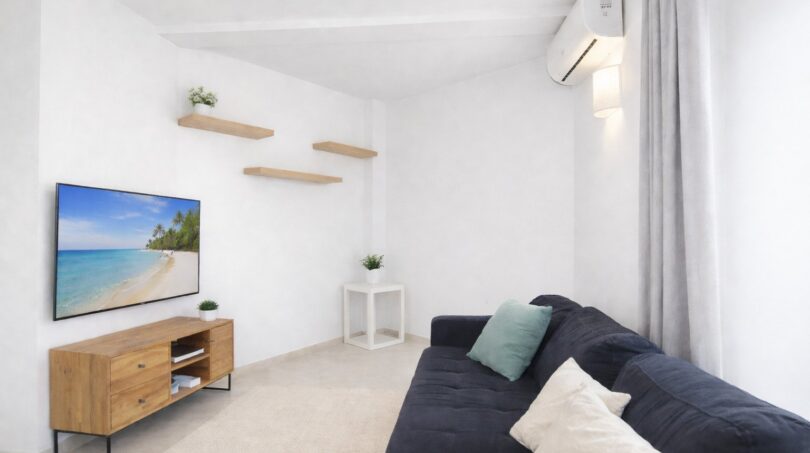 Modernes Wohnzimmer mit Klimaanlage und durchdachtem Raumkonzept