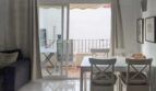 Wohn- und Essbereich mit großflächigen Glasschiebetüren und Meerblick-Terrasse