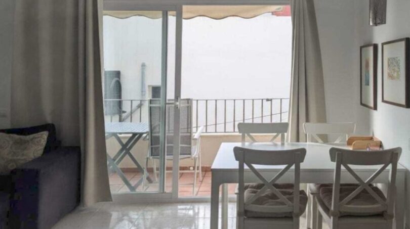 Wohn- und Essbereich mit großflächigen Glasschiebetüren und Meerblick-Terrasse