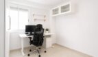 Modernes Arbeitszimmer mit optimaler Lichtzufuhr und praktischer Raumaufteilung