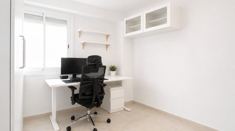 Modernes Arbeitszimmer mit optimaler Lichtzufuhr und praktischer Raumaufteilung