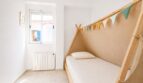 Kinderzimmer mit optimaler Wärmeregelung und hellen Fensterflächenlichtern