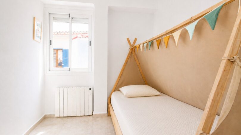 Kinderzimmer mit optimaler Wärmeregelung und hellen Fensterflächenlichtern