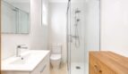 Modernes Badezimmer mit begehbarer Dusche und hochwertiger Ausstattung