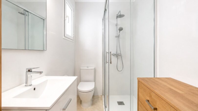 Modernes Badezimmer mit begehbarer Dusche und hochwertiger Ausstattung