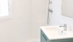 Modernes Badezimmer mit ebenerdiger Dusche und hochwertigem Sanitärkonzept