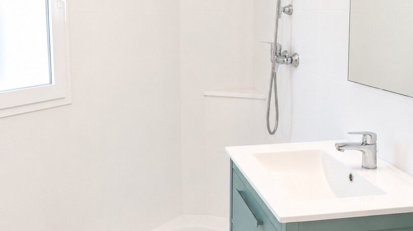 Modernes Badezimmer mit ebenerdiger Dusche und hochwertigem Sanitärkonzept