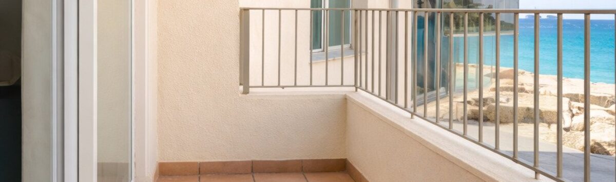Meerblick-Balkon mit direktem Strandzugang