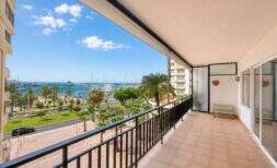 Geräumiger Balkon mit Panoramablick auf den Hafen von Palma, Palmen und das Mittelmeer