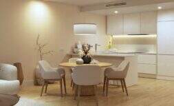 Helles Wohn-Esszimmer mit Holztisch, moderner Küche und warmem Design im Neubau Palma de Mallorca