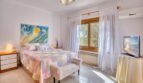 Helles Schlafzimmer der Villa in Marratxí mit Doppelbett, Klimaanlage, TV und Naturblick.