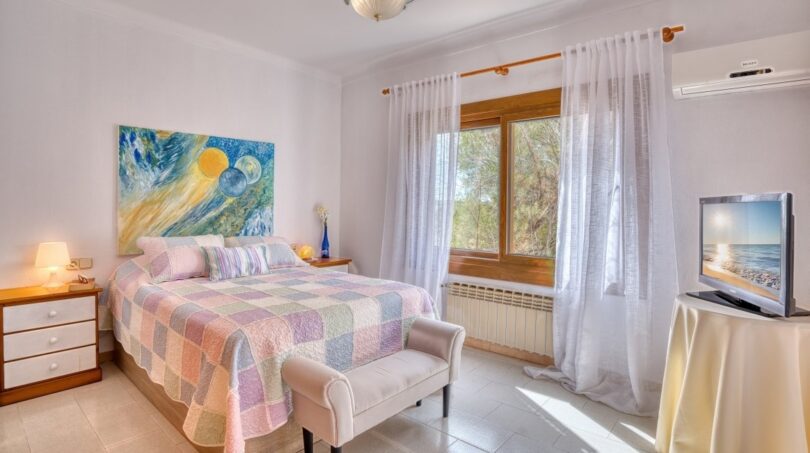 Helles Schlafzimmer der Villa in Marratxí mit Doppelbett, Klimaanlage, TV und Naturblick.