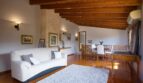 Helles Wohnzimmer der Villa in Marratxí mit Holzbalkendecke, weißem Sofa und angrenzendem Essbereich