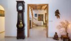 Eleganter Eingangsbereich der Villa in Marratxí mit Standuhr, Engelsfigur und Blick ins Treppenhaus