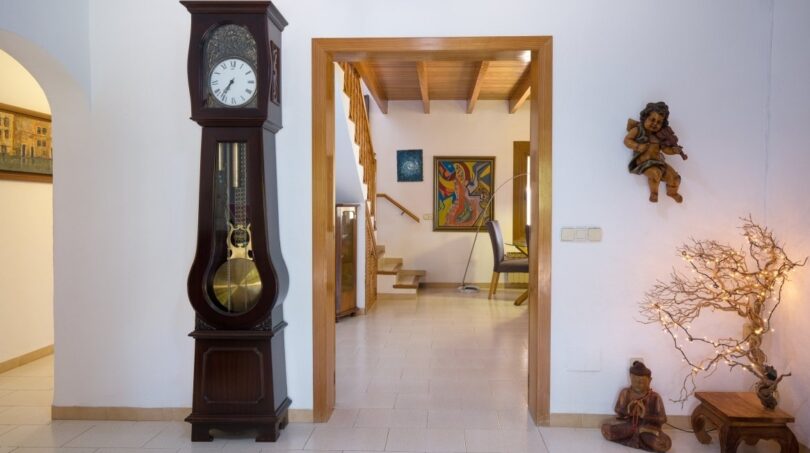 Eleganter Eingangsbereich der Villa in Marratxí mit Standuhr, Engelsfigur und Blick ins Treppenhaus