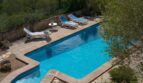 Außenpool der Villa in Marratxí mit Liegestühlen und mediterranem Grün umgeben