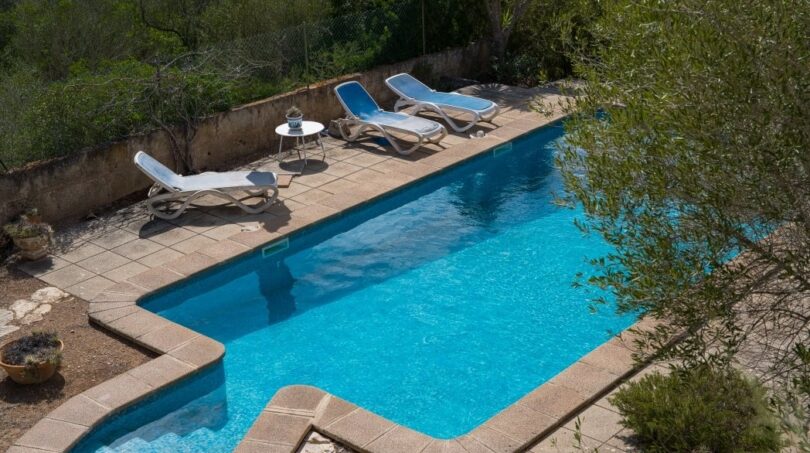 Außenpool der Villa in Marratxí mit Liegestühlen und mediterranem Grün umgeben