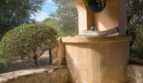 Überdachte Terrasse mit Steinbrüstung, Rundbogen und Hängepflanze, Villa Marratxí