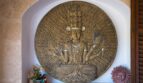 Wandnische mit goldenem Avalokiteshvara-Relief und dekorativen Akzenten in mediterraner Villa Marratxí
