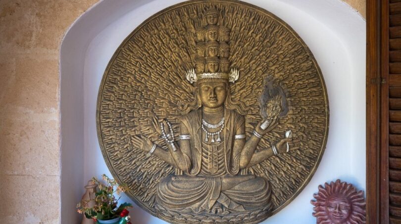 Wandnische mit goldenem Avalokiteshvara-Relief und dekorativen Akzenten in mediterraner Villa Marratxí