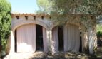 Überdachte Außenterrasse mit Rundbögen und Vorhängen, umgeben von Olivenbäumen, Villa Marratxí